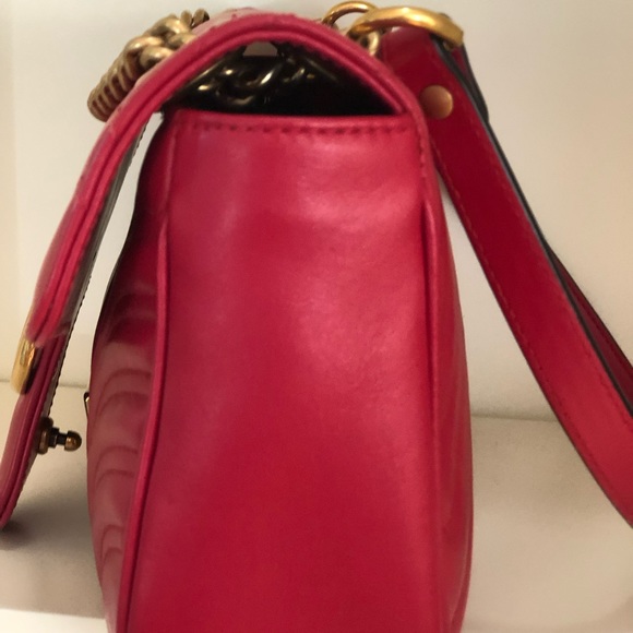 Small GG Marmont chain shoulder bag in Hibiscus Red - Picture 5 of 9